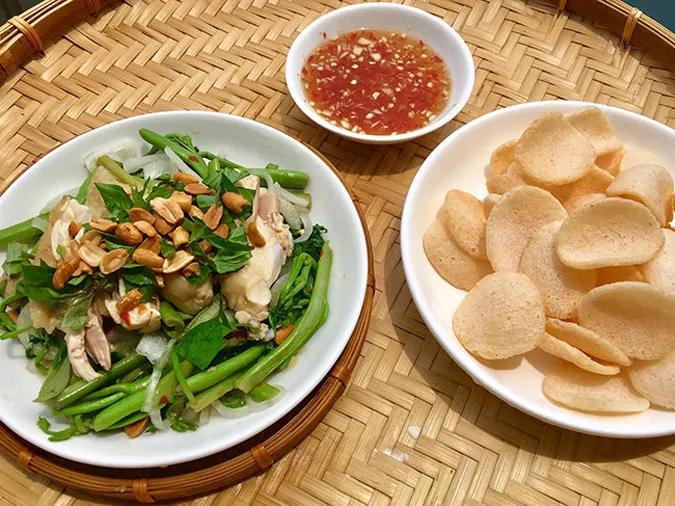 Gỏi rau nhút ăn kèm bánh phồng tôm